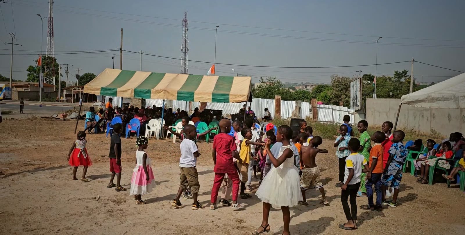 Arbre de Noël 2025 de l'ONG VODIA à Bouaké : les enfants dansent